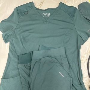 Focus by Maevyn 3 piece knit scrub set